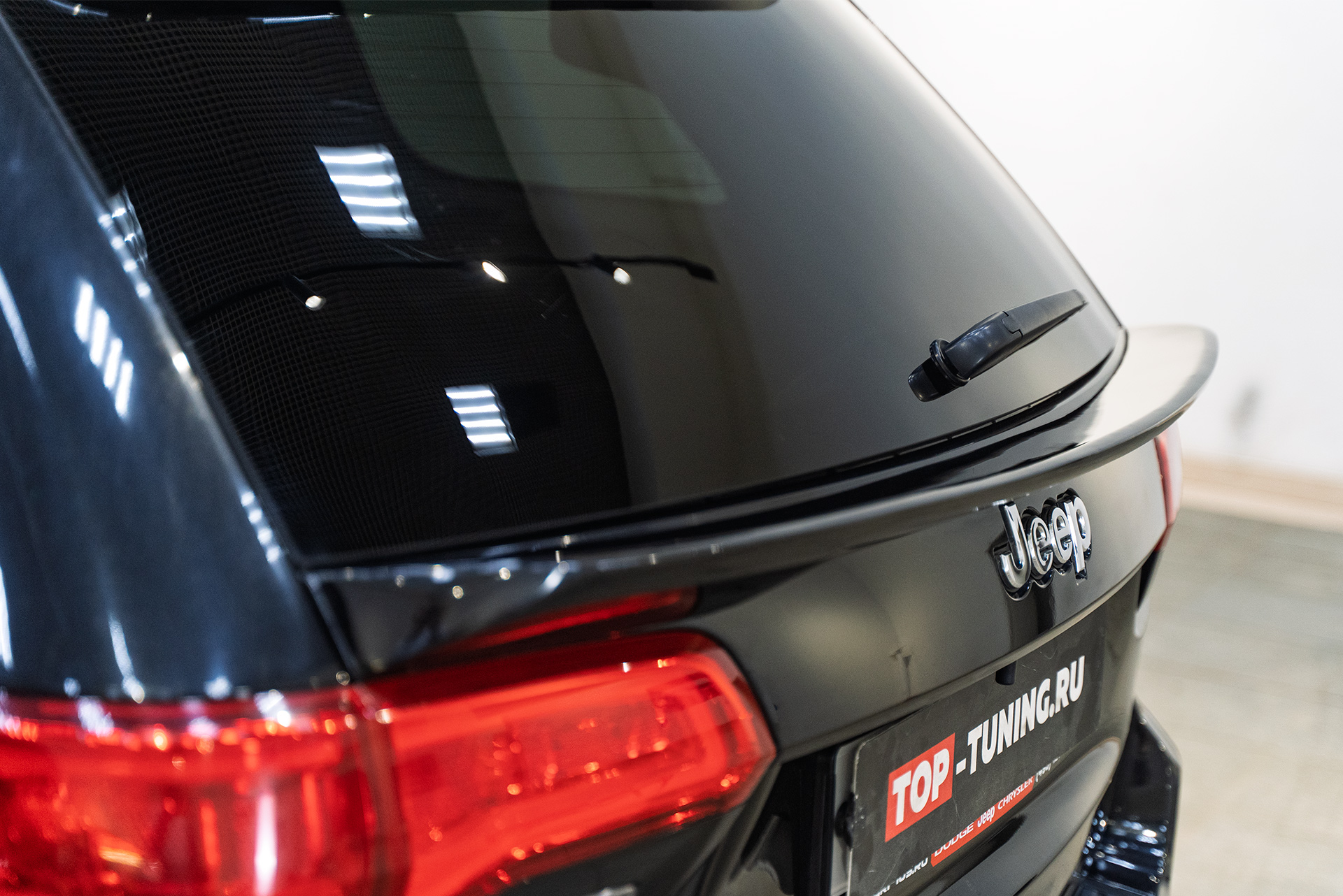 Установка нижнего спойлера под стекло Jeep Grand Cherokee WK2 