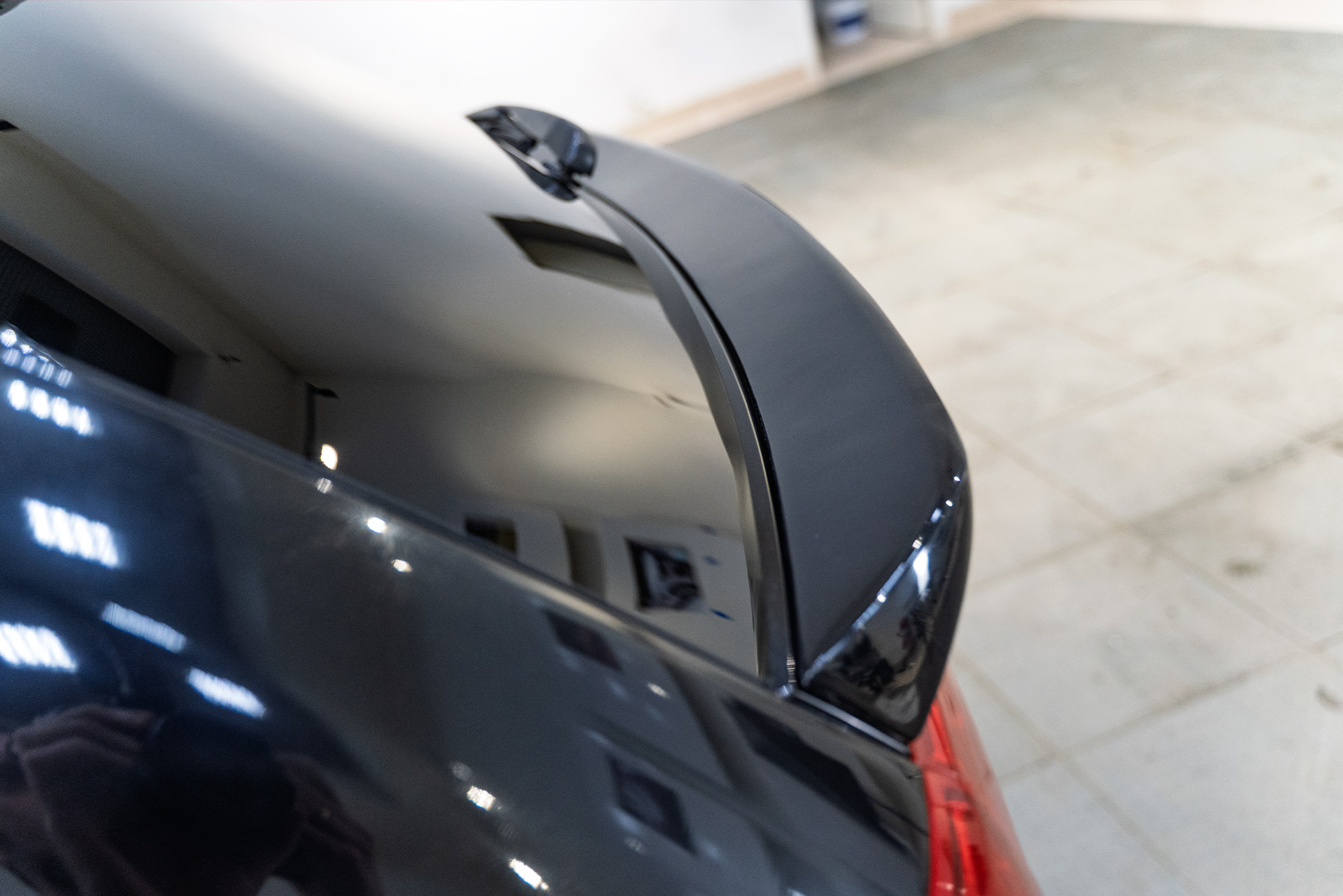 Установка нижнего спойлера под стекло Jeep Grand Cherokee WK2 