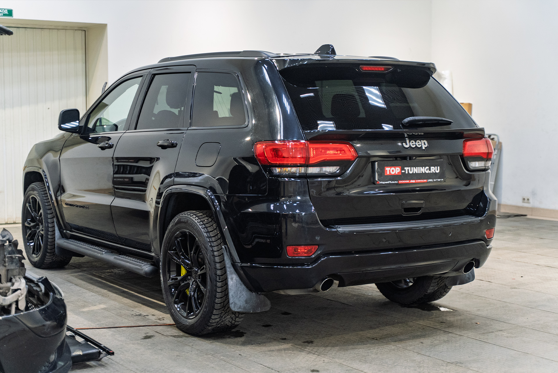 111489 Установка нижнего спойлера под стекло Jeep Grand Cherokee WK2