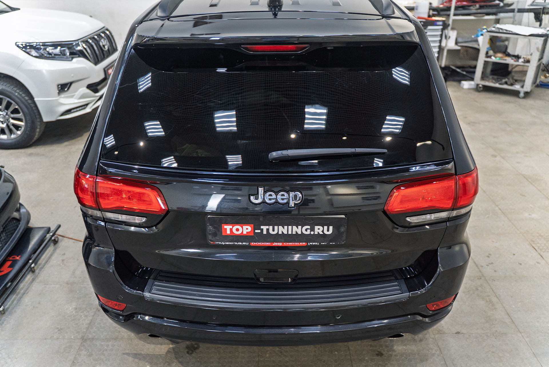 Установка нижнего спойлера под стекло Jeep Grand Cherokee WK2 