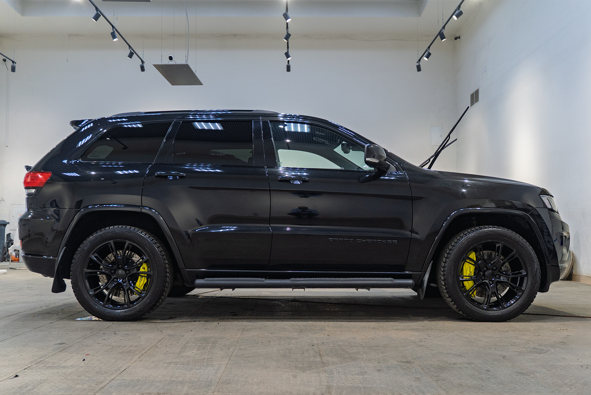Установка нижнего спойлера под стекло Jeep Grand Cherokee WK2 