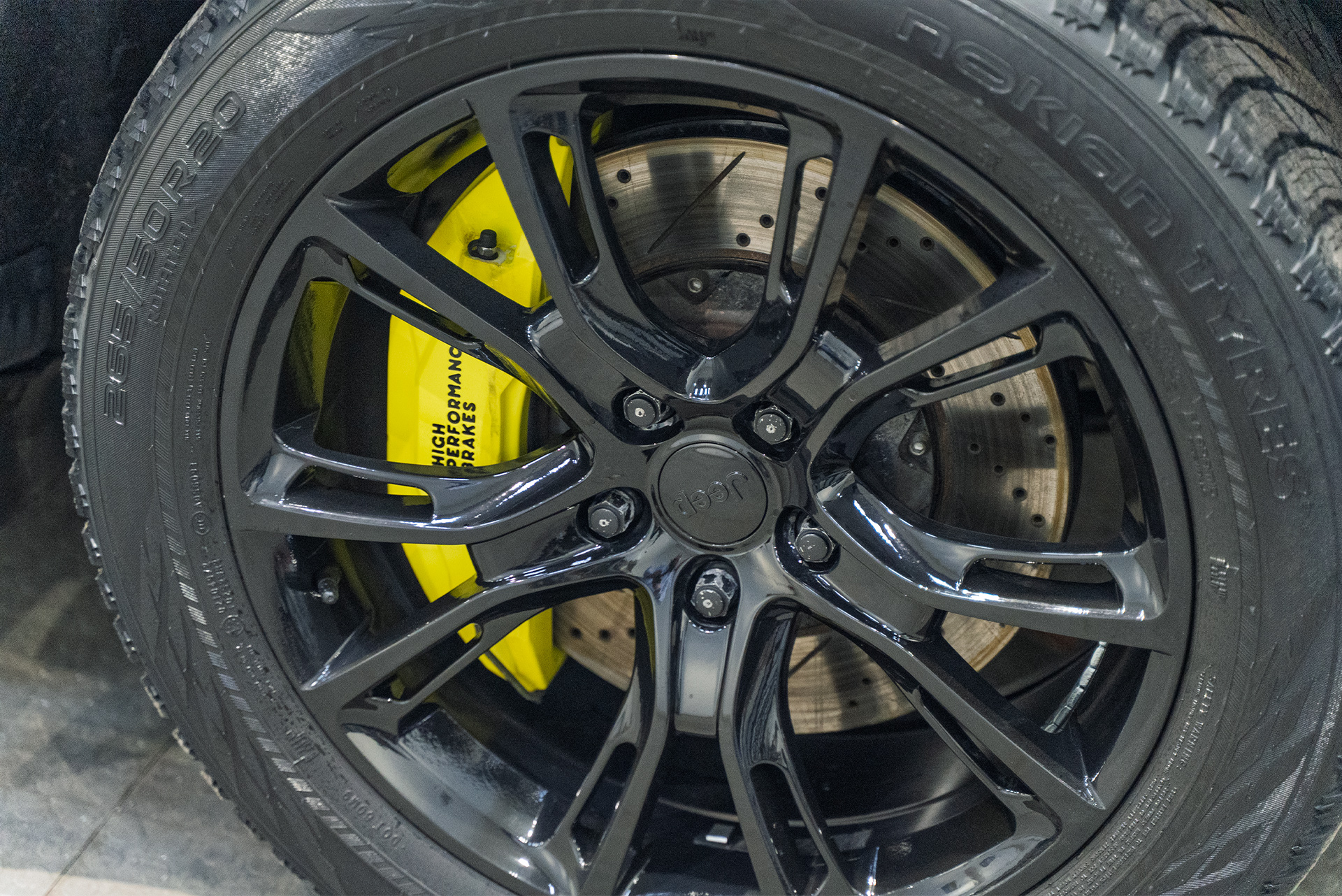 111489 Установка нижнего спойлера под стекло Jeep Grand Cherokee WK2