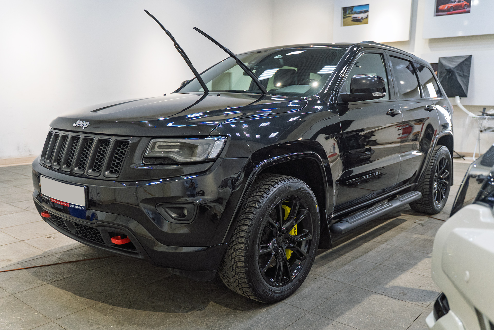 Установка нижнего спойлера под стекло Jeep Grand Cherokee WK2 