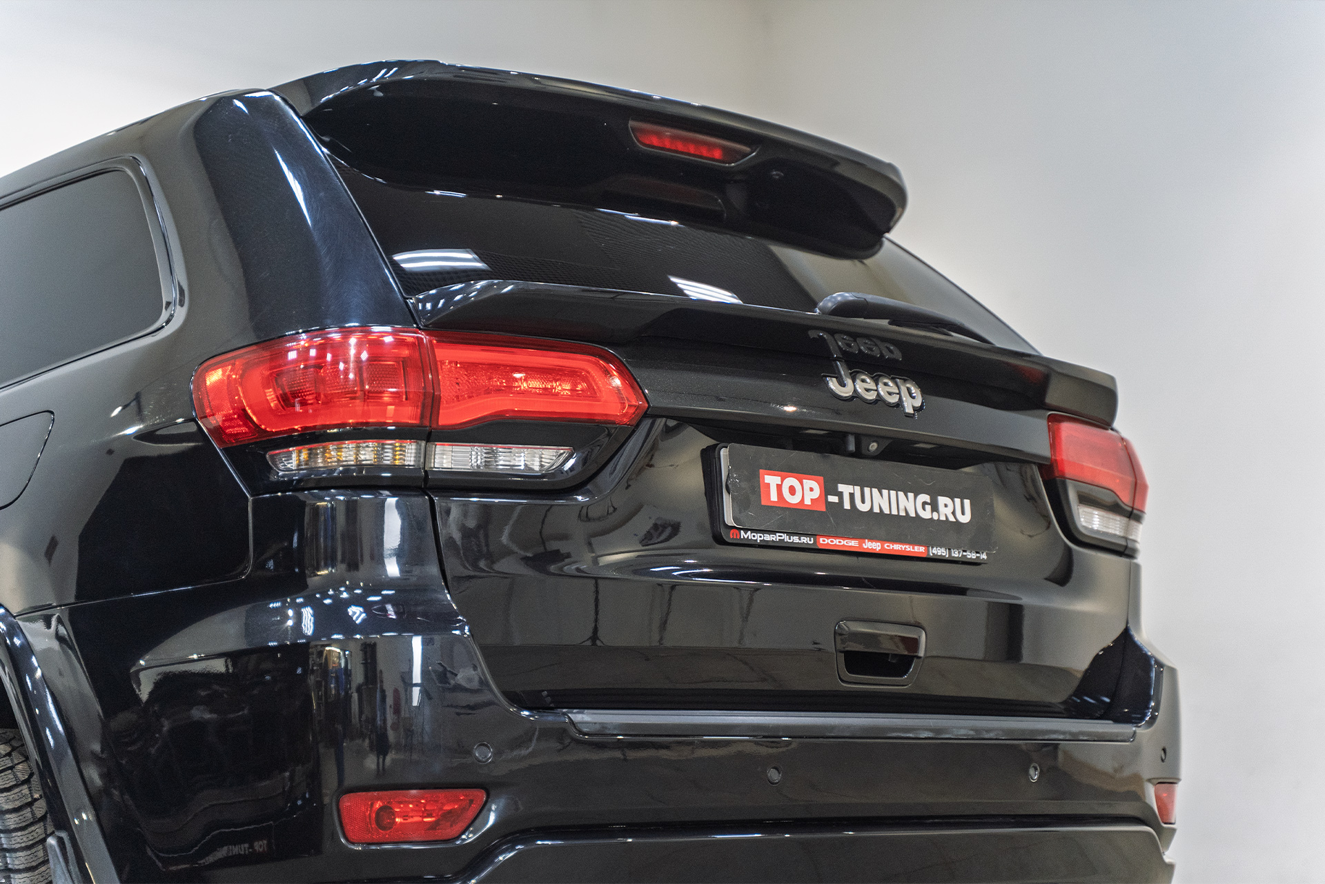 111489 Установка нижнего спойлера под стекло Jeep Grand Cherokee WK2