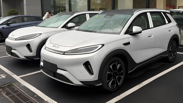 Компания Yan Zhao Auto сообщила о поступлении к дилерам в Китае демонстрационных экземпляров нового гибридного кроссовера BYD Sealion?05?DM i