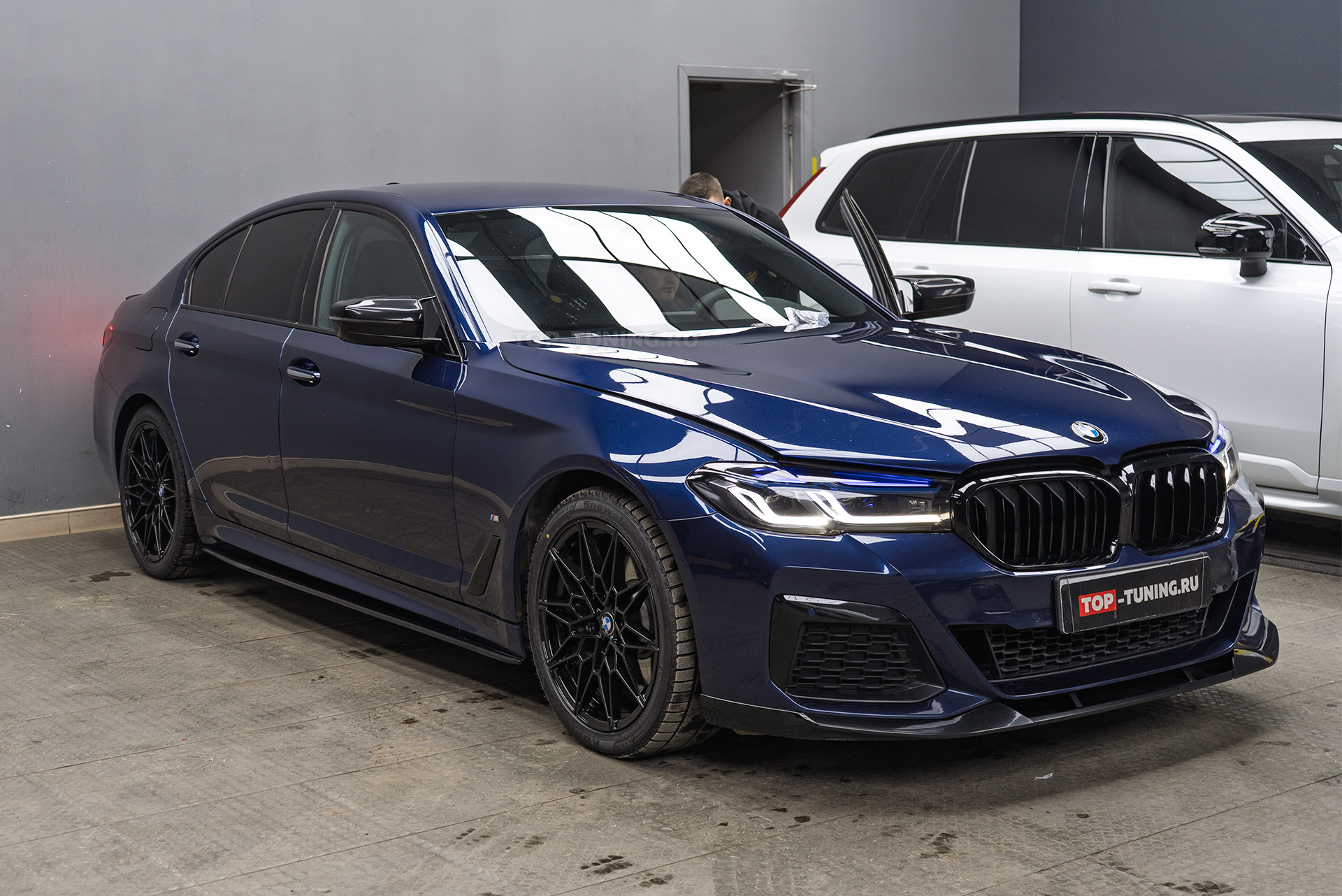 Установка монитора в салон BMW 5 серии G30 рестайлинг