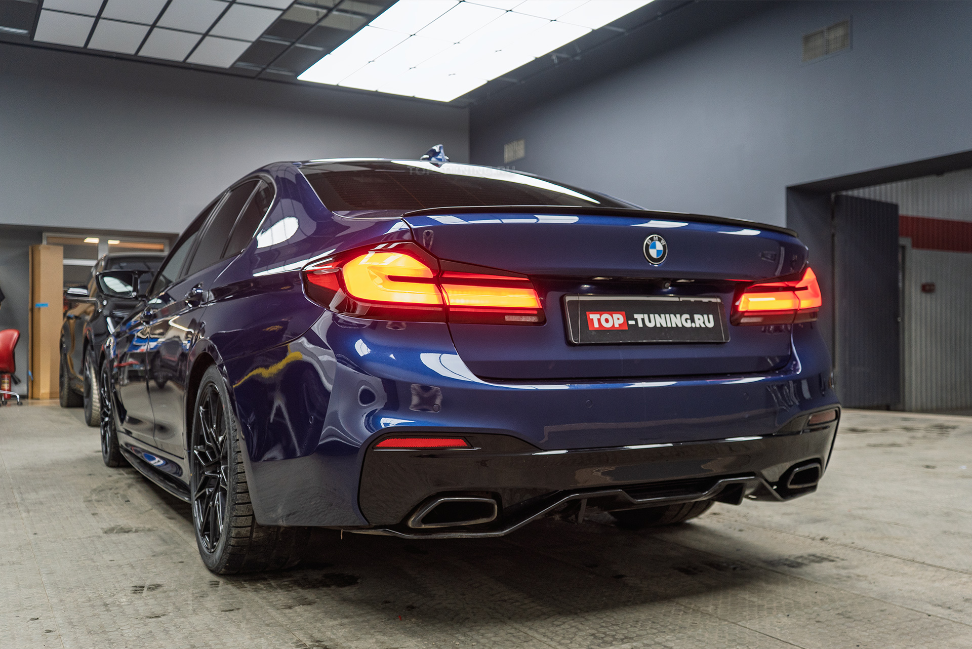 111508 Установка монитора в салон BMW 5 серии G30 рестайлинг