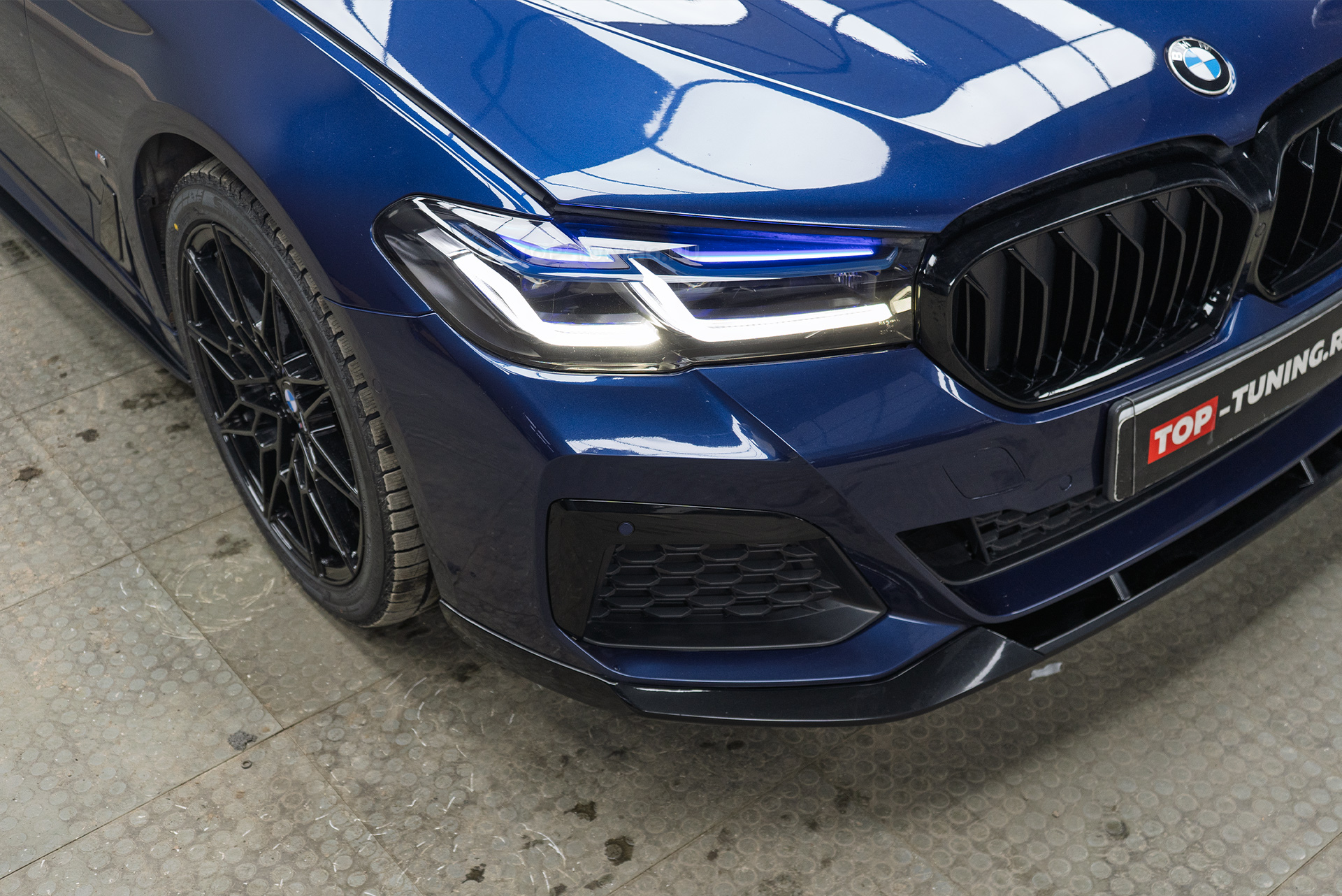 Установка монитора в салон BMW 5 серии G30 рестайлинг