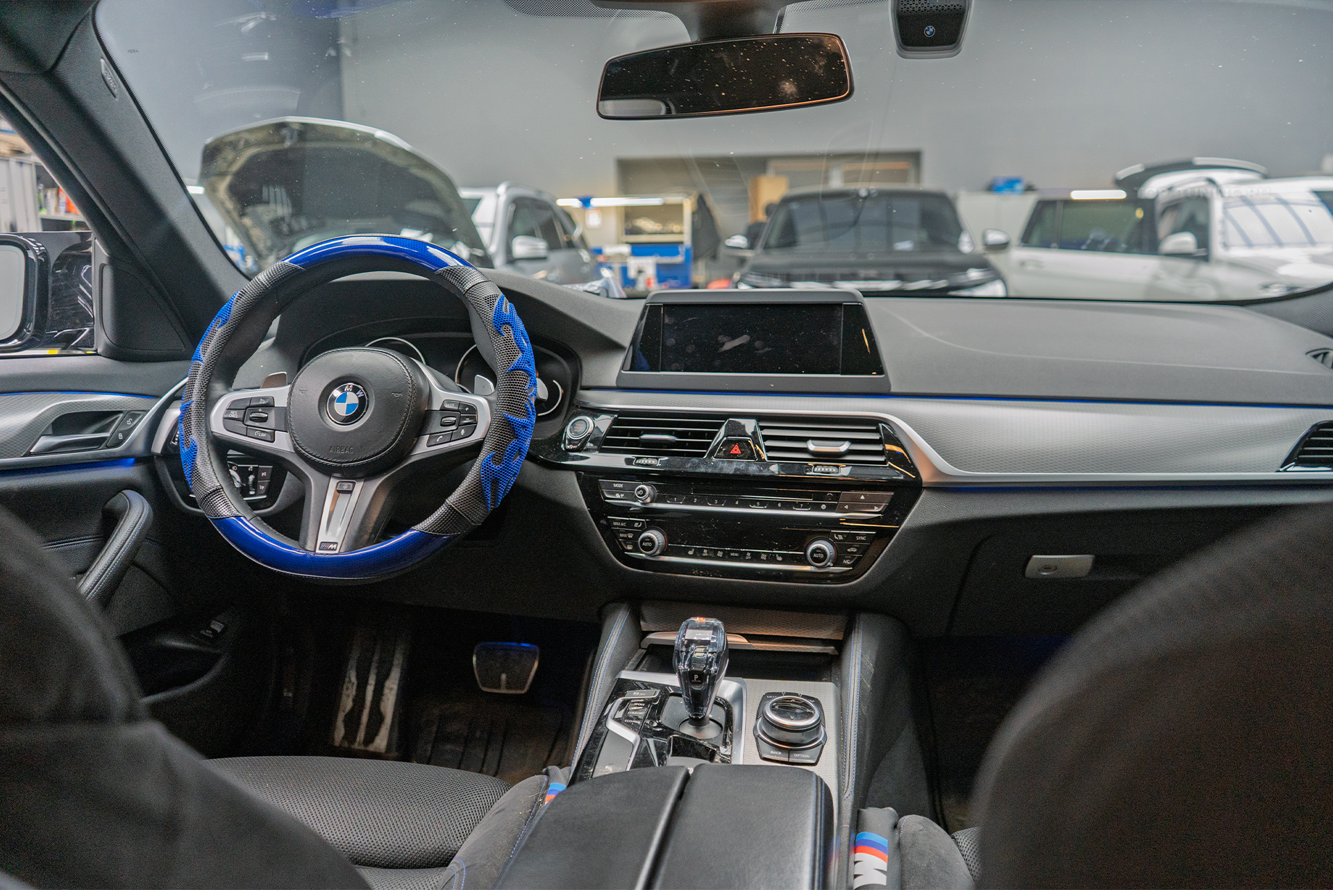 111508 Установка монитора в салон BMW 5 серии G30 рестайлинг