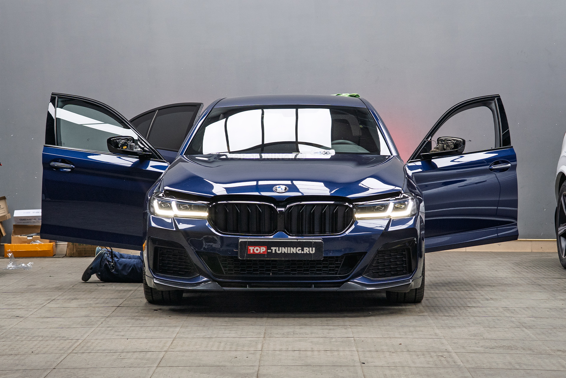 Установка монитора в салон BMW 5 серии G30 рестайлинг