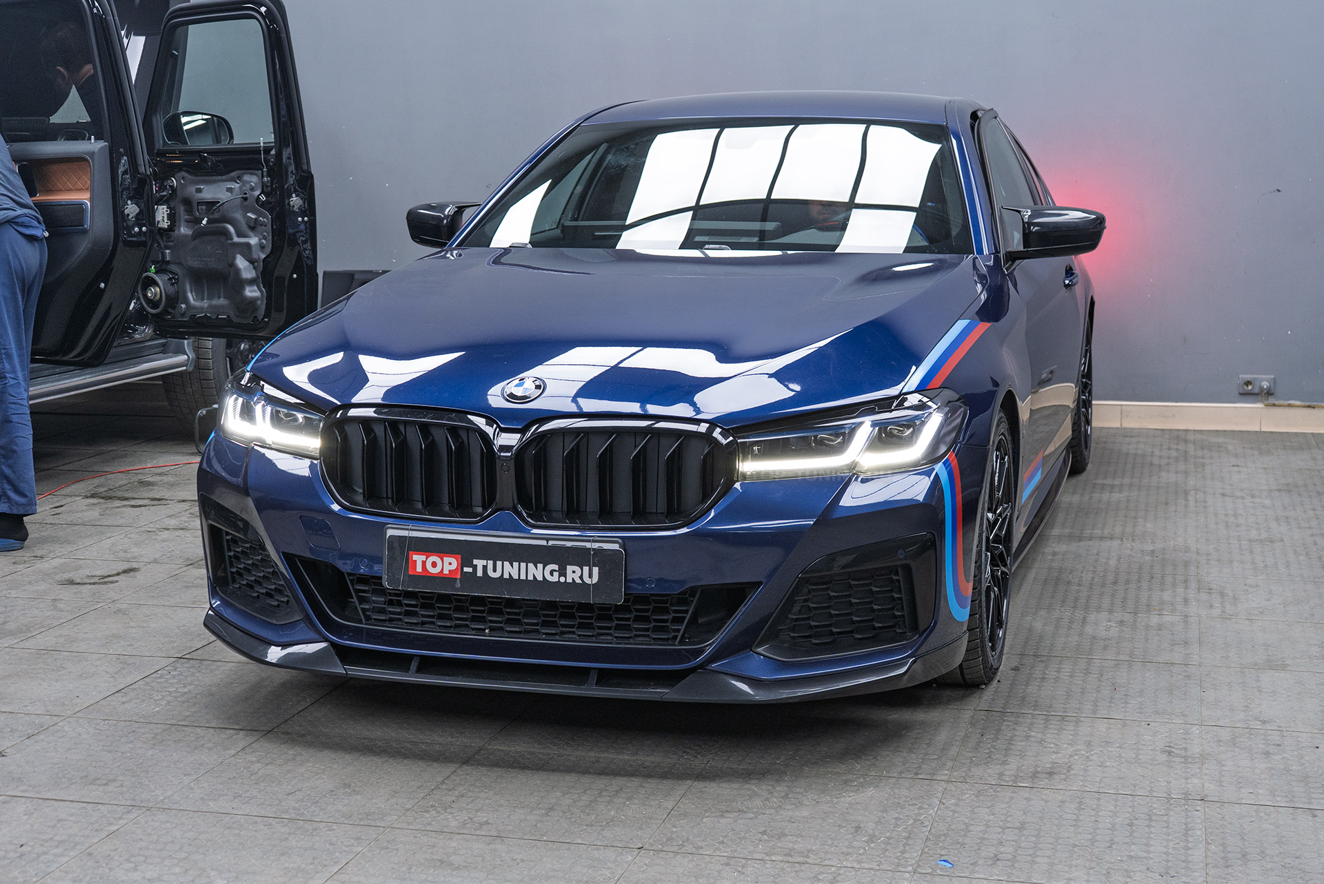 111508 Установка монитора в салон BMW 5 серии G30 рестайлинг