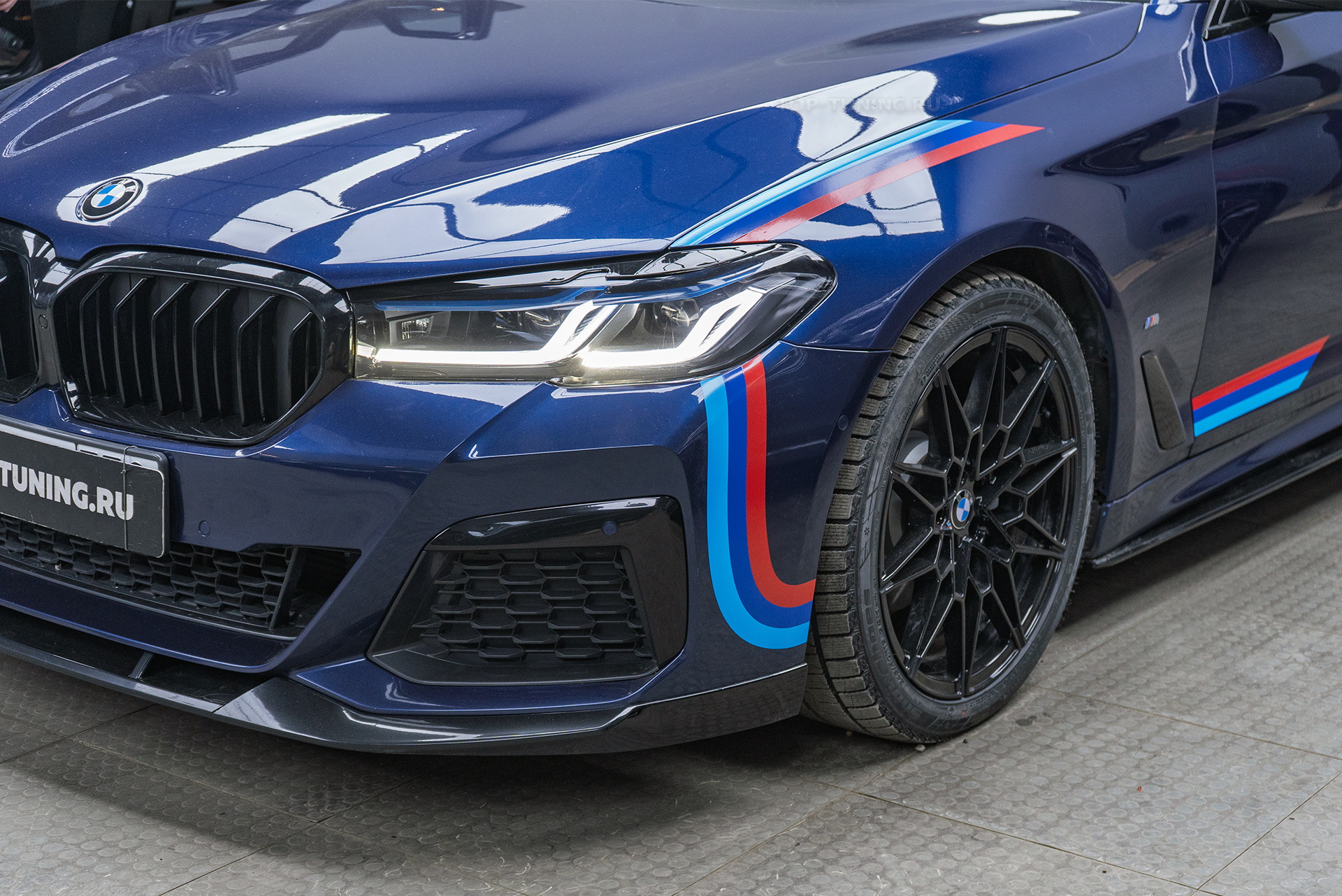 Установка монитора в салон BMW 5 серии G30 рестайлинг