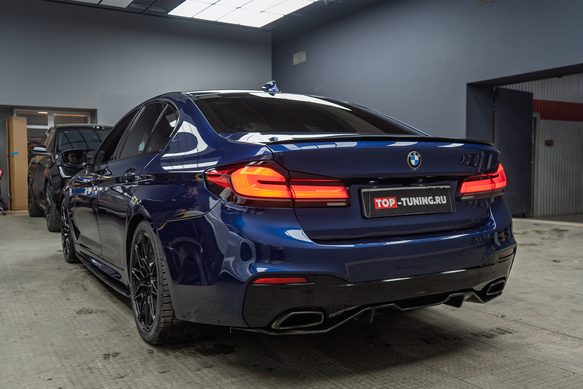 111508 Установка монитора в салон BMW 5 серии G30 рестайлинг