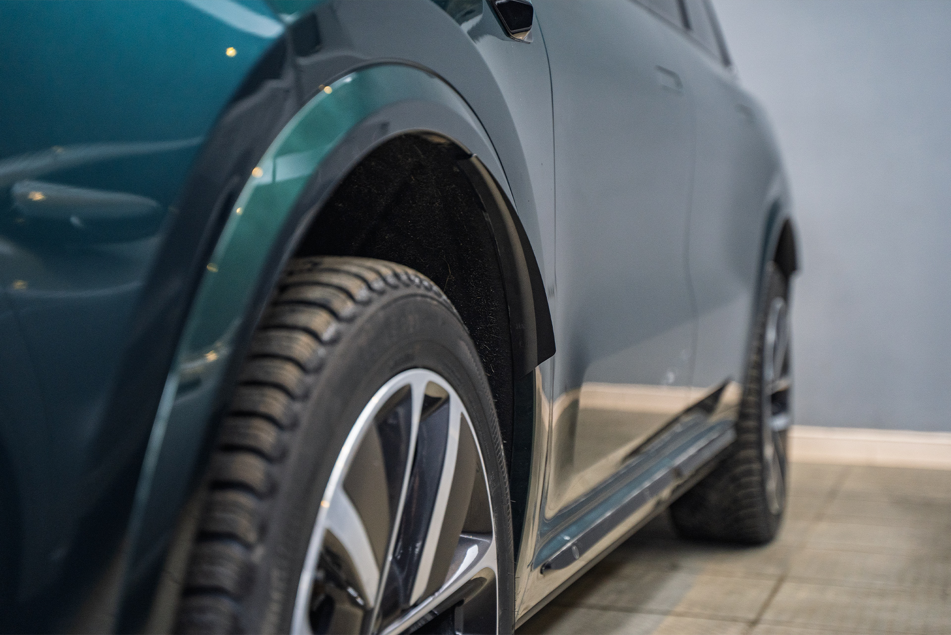 Монтаж брызговиков на колесные арки Lixiang L9 