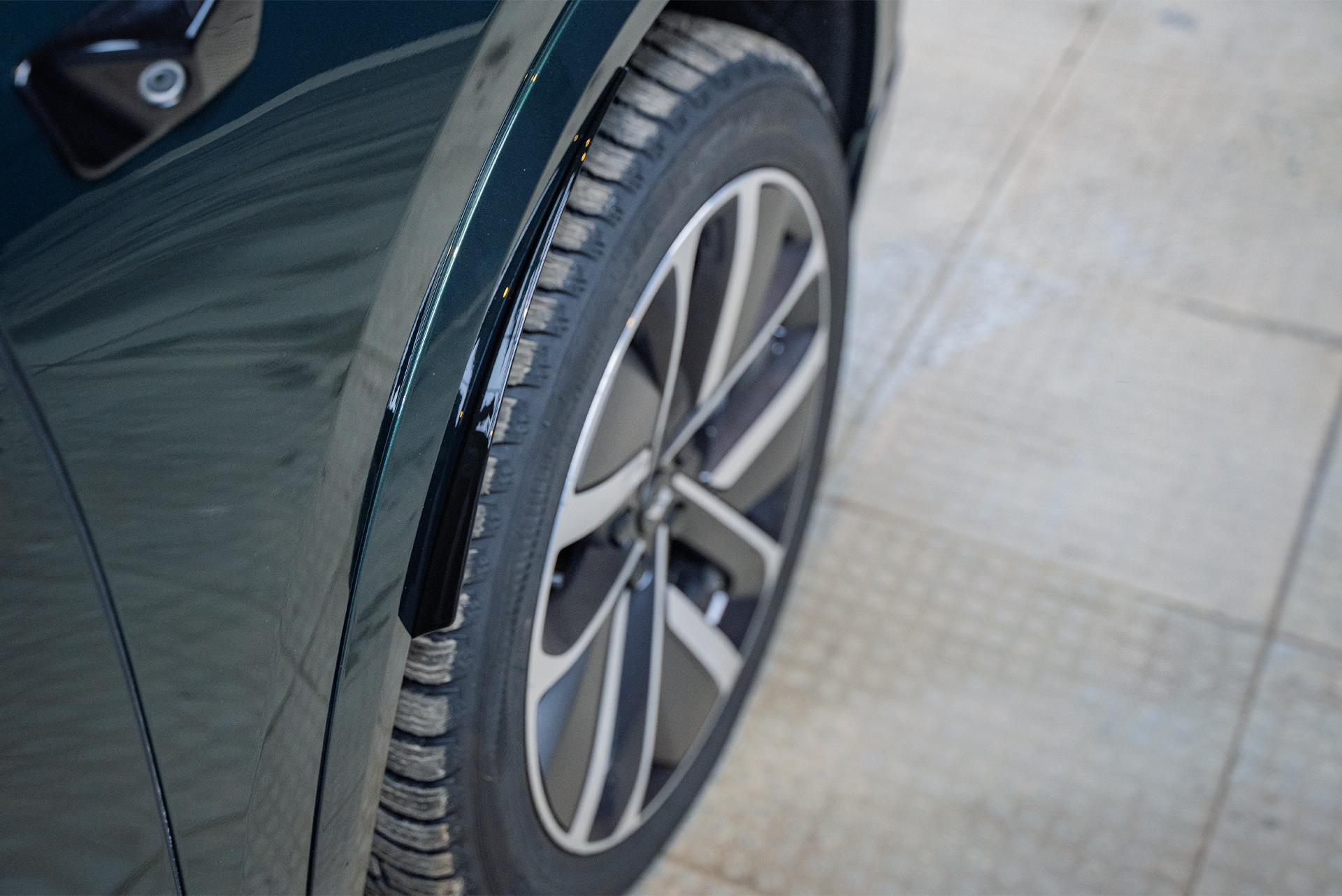 Монтаж брызговиков на колесные арки Lixiang L9 