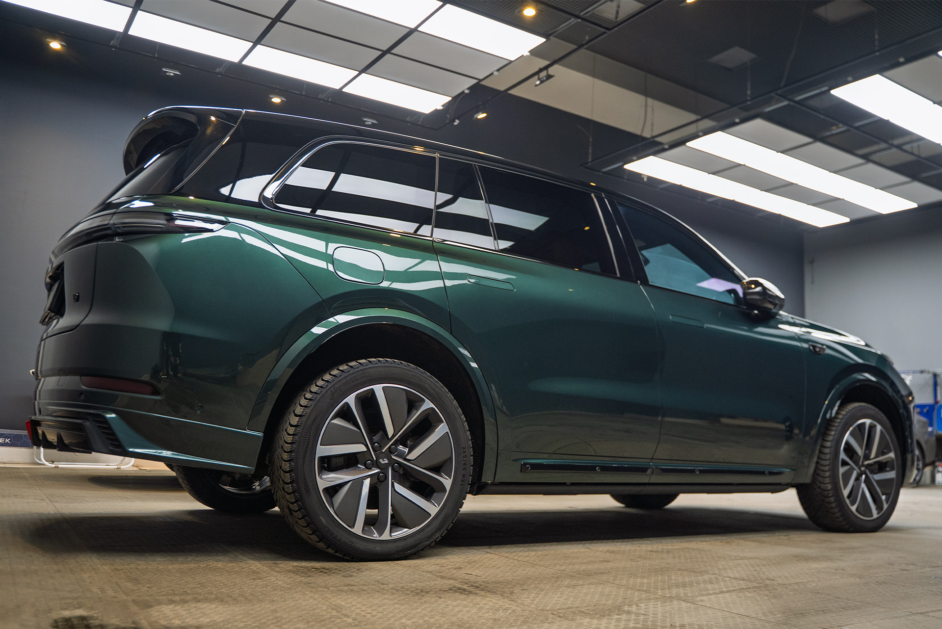 111524 Монтаж брызговиков на колесные арки Lixiang L9