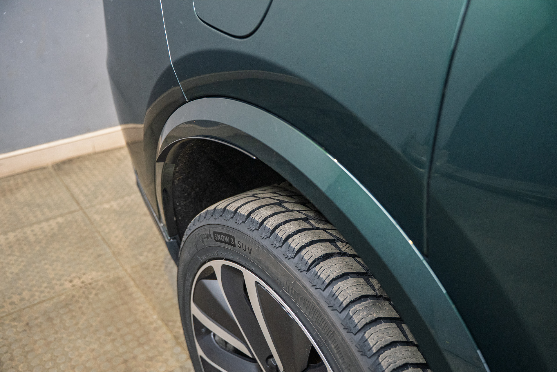 Монтаж брызговиков на колесные арки Lixiang L9 