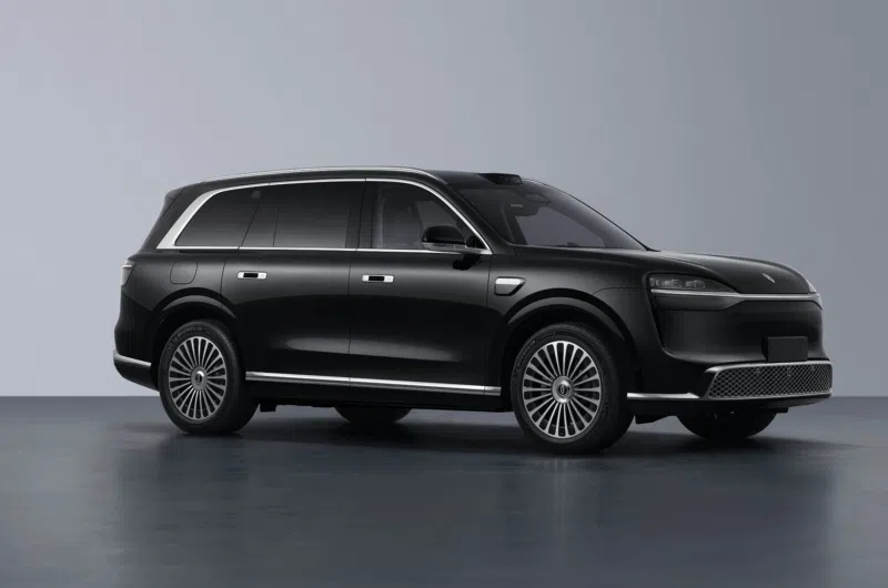 Производитель автомобилей Aito Seres запатентовал конструкцию скрытого автомобильного туалета, что вызвало бурю споров