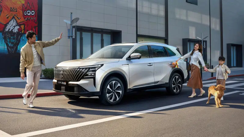 В Китае стартуют предварительные продажи внедорожника Changan CS75 Plus с системой HEV и первым двигателем с непосредственным впрыском в 500 бар