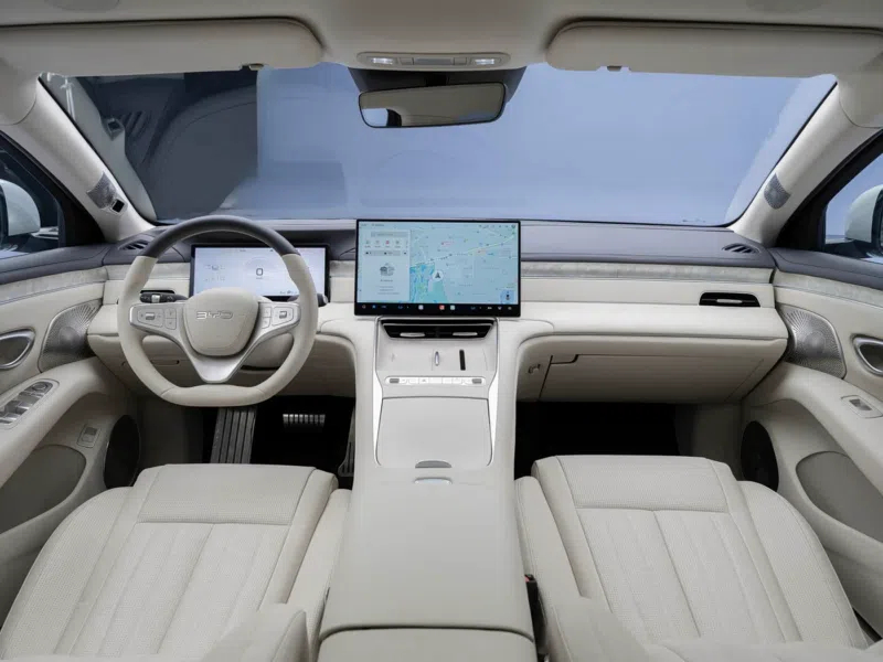 Seal 08 отличается фарами передней оптики разделённого типа: дневные ходовые огни имеют волнообразную форму, а основные световые блоки &mdash; глубокие и динамичные. Задняя часть автомобиля продолжает эту стилистику: здесь применён волнообразный дизайн зад