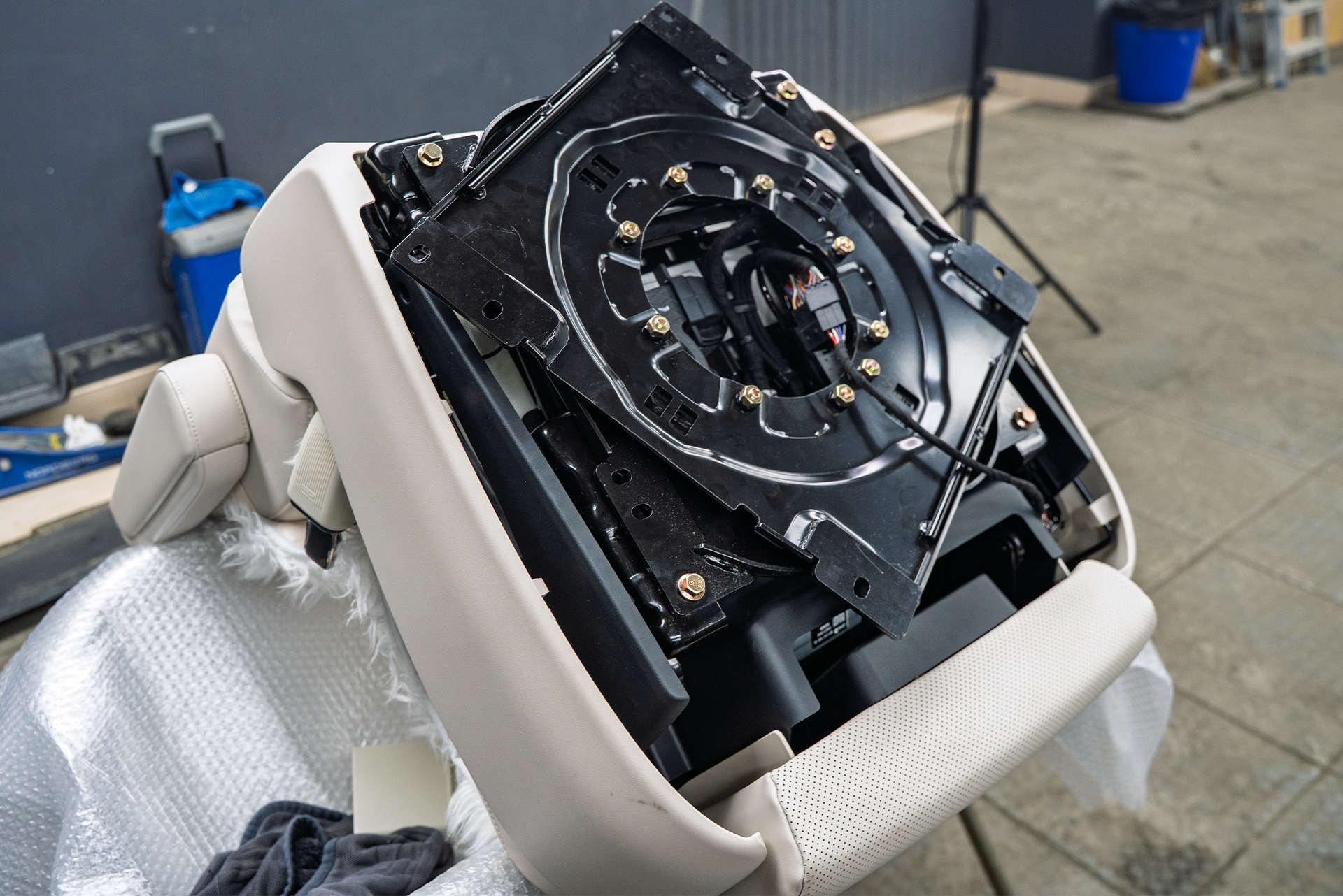 111541 Дооснащение кресел Lixiang L9 поворотными механизмами 360&deg;