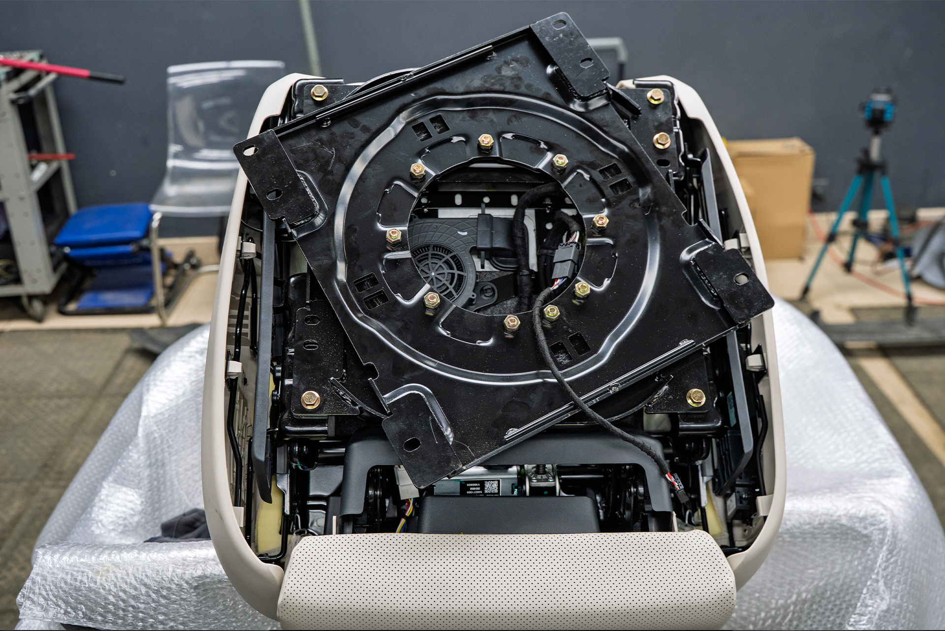 Дооснащение кресел Lixiang L9 поворотными механизмами 360&deg; 