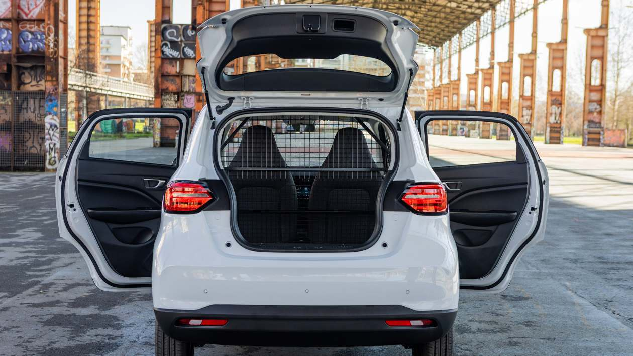 Первые поставки Leapmotor T03 LCV в европейские дилерские центры ожидаются летом. Цена &mdash; 14 590 евро без учёта НДС (около 1,29 млн рублей). В перспективе модель может появиться и на британском рынке, где она составит конкуренцию: