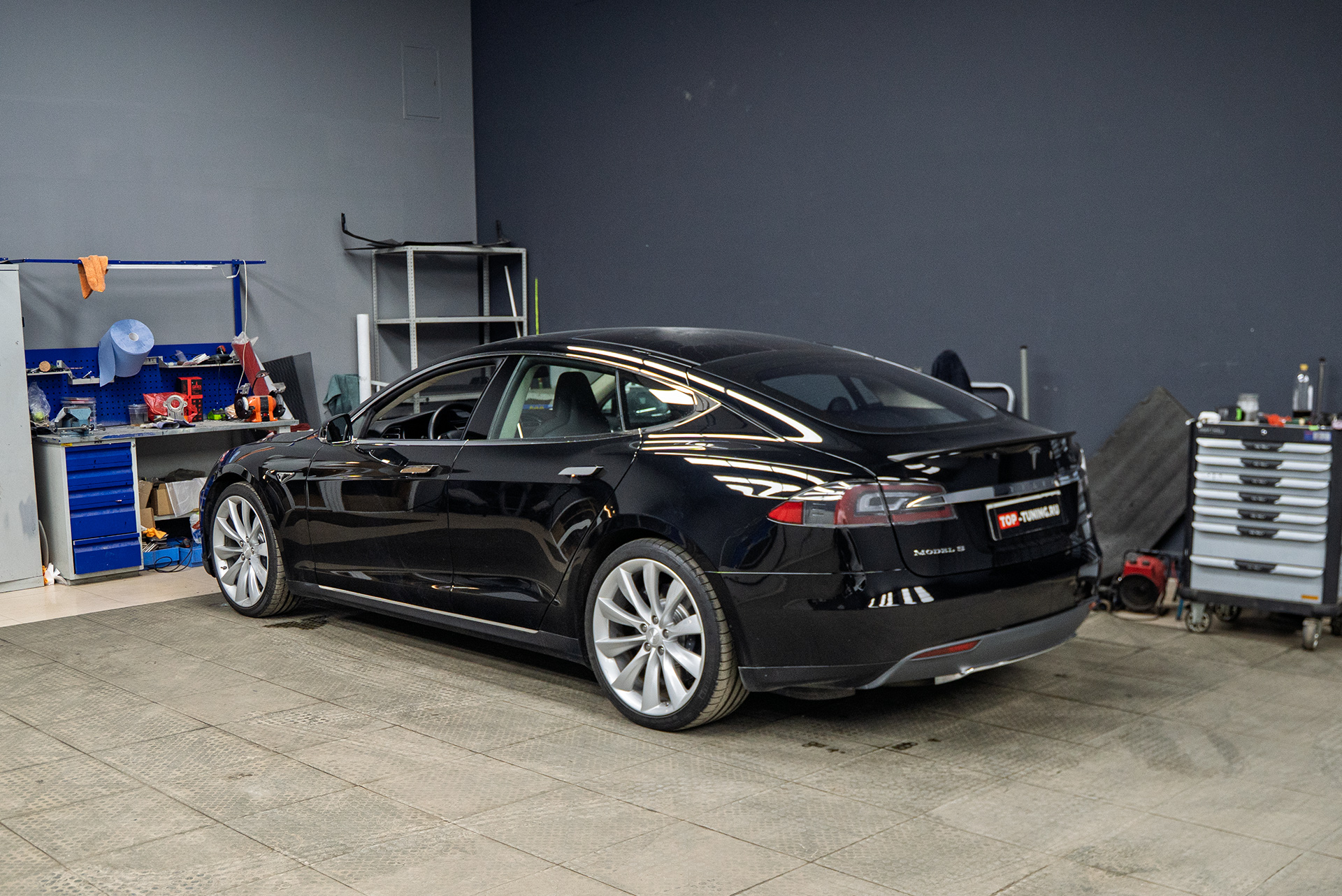 Установка максимального электронного выхлопа THOR для Tesla Model S