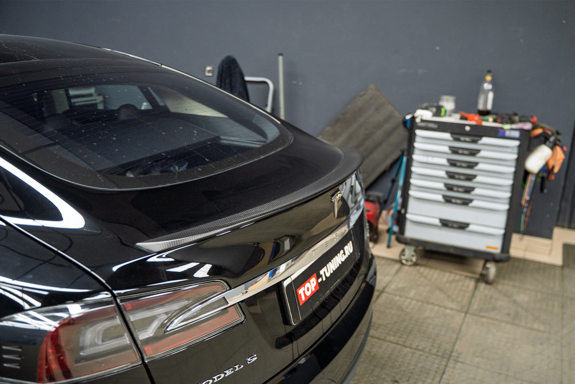 Установка максимального электронного выхлопа THOR для Tesla Model S