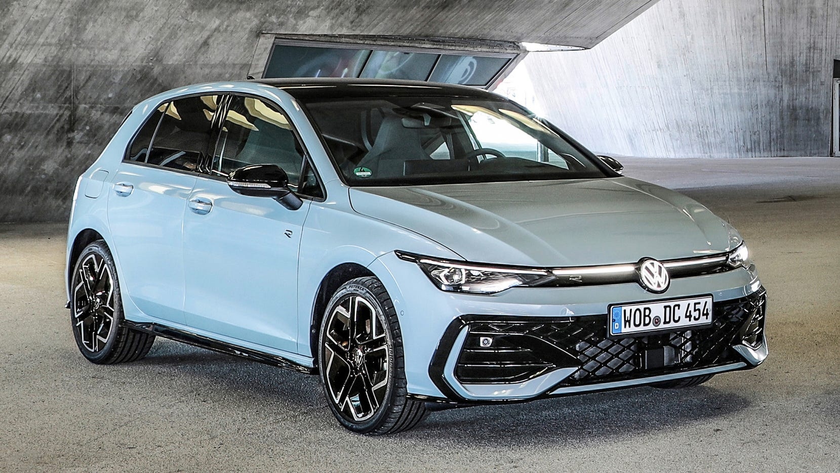 Линейка Golf расширяется: хэтчбек становится ещё практичнее &mdash; под кузовом автомобиля разместили два новых электромотора