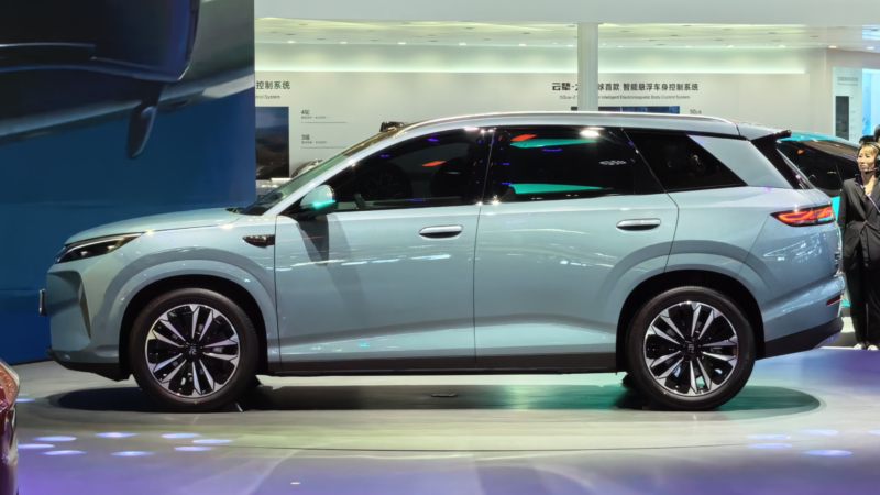 BYD позиционирует Atto 3 как модель третьего поколения. Компания стремится нарастить продажи на внутреннем рынке: по данным China EV DataTracker, в прошлом периоде в Китае реализовали всего 10 675 экземпляров этого компактного SUV &mdash; на 73,2 % меньше 