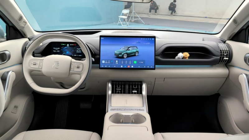 Как сообщает Carnewschina, на Пекинском автосалоне 2026 года представили новое поколение кроссовера BYD Atto 3 (в Китае модель известна как Yuan Plus). Автомобиль оснащён электродвигателем мощностью 240 кВт (326 л. с.) и способен проехать до 630 км н