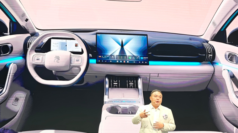 Как сообщает Carnewschina, на Пекинском автосалоне 2026 года представили новое поколение кроссовера BYD Atto 3 (в Китае модель известна как Yuan Plus). Автомобиль оснащён электродвигателем мощностью 240 кВт (326 л. с.) и способен проехать до 630 км н