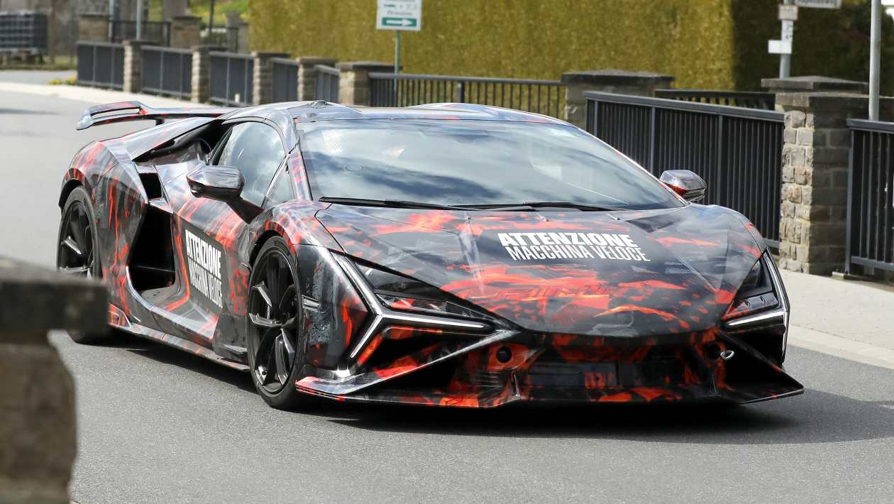 Обозначение SV (Super Veloce) носили все суперкары Lamborghini с двигателем V12 &mdash; от Miura до Aventador. Судя по последним шпионским фотографиям, вскоре это обозначение появится и на новейшем Revuelto. Эту новость сообщает портал Autoexpress.