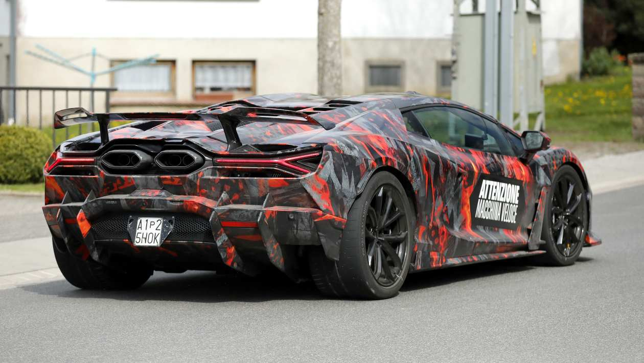 Обозначение SV (Super Veloce) носили все суперкары Lamborghini с двигателем V12 &mdash; от Miura до Aventador. Судя по последним шпионским фотографиям, вскоре это обозначение появится и на новейшем Revuelto. Эту новость сообщает портал Autoexpress.