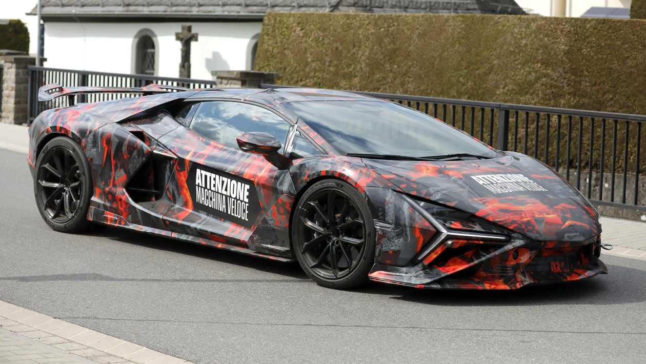 Обозначение SV (Super Veloce) носили все суперкары Lamborghini с двигателем V12 &mdash; от Miura до Aventador. Судя по последним шпионским фотографиям, вскоре это обозначение появится и на новейшем Revuelto. Эту новость сообщает портал Autoexpress.