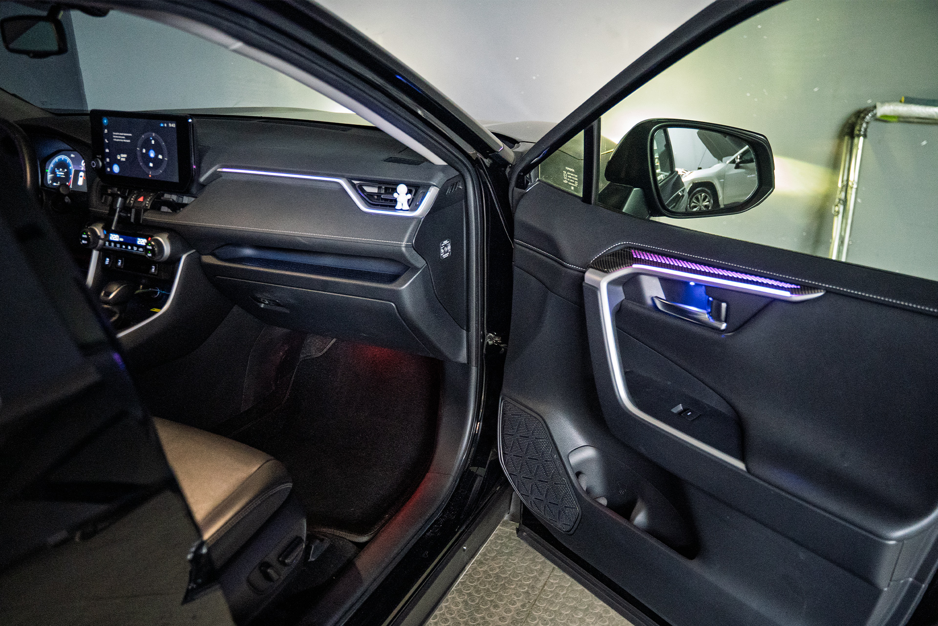 Установка динамической RGB-подсветки MTF в салон Toyota RAV-4 V