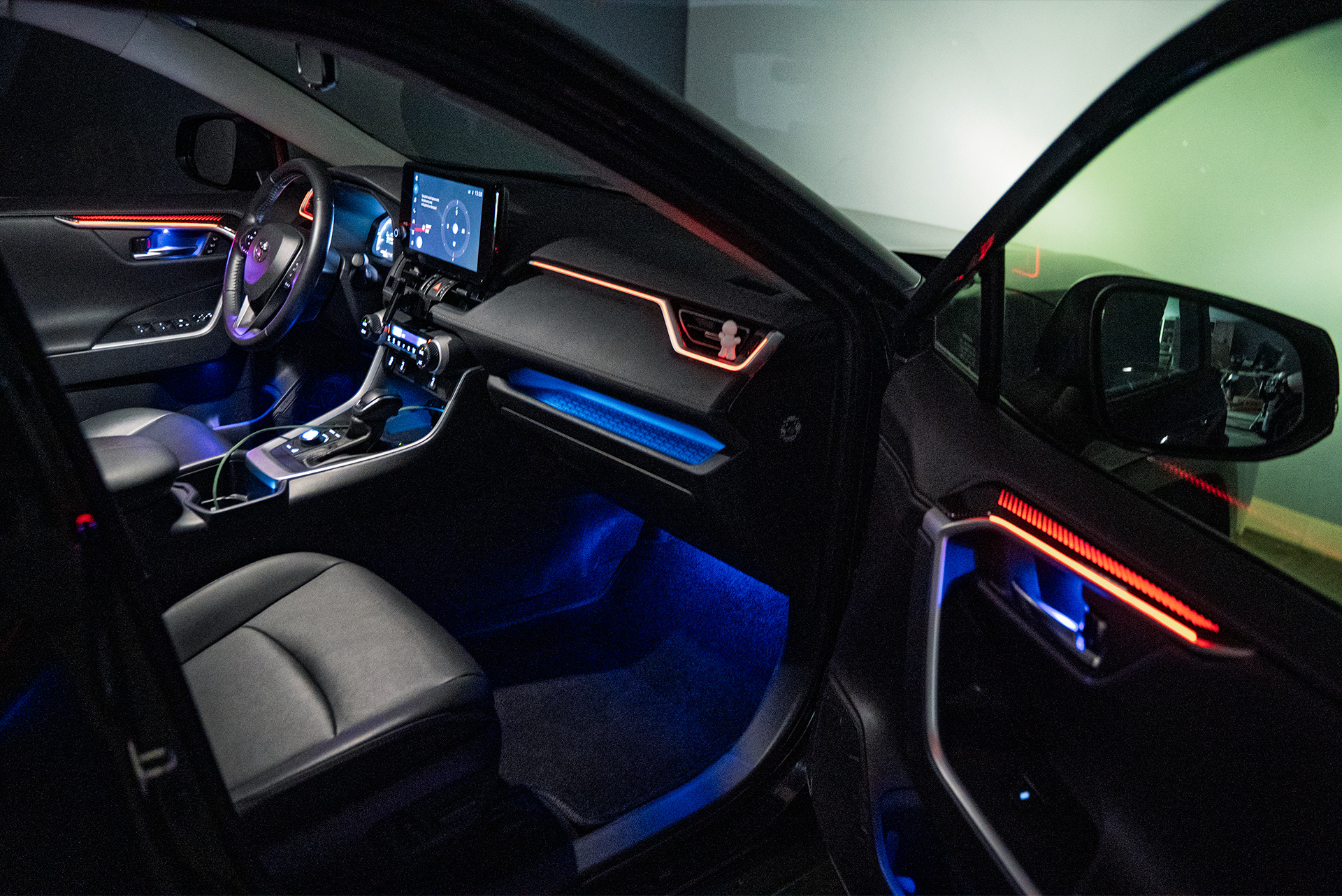 111612 Установка динамической RGB-подсветки MTF в салон Toyota RAV-4 V