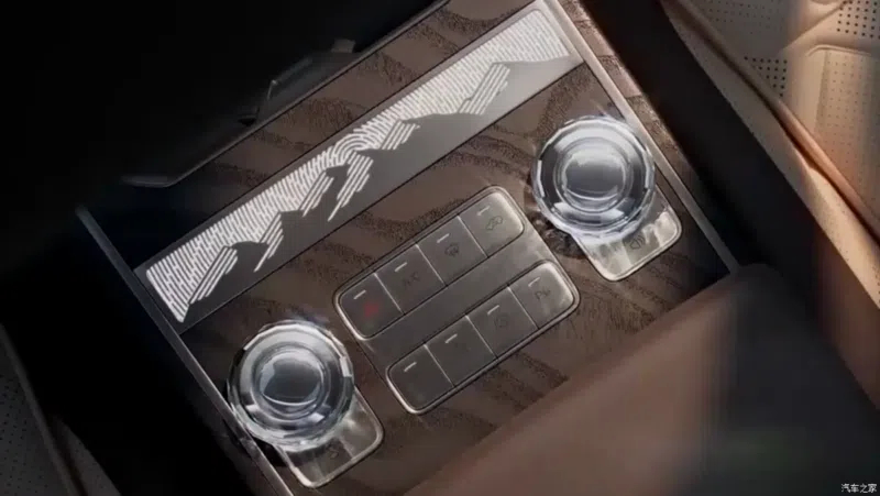 Как сообщает источник, автомобиль позиционируется как роскошный умный флагманский внедорожник C класса.