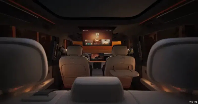 Дизайн интерьера Tiggo X выполнен в стилистике Tiggo 9L. В передней части салона установлена система из трёх экранов: