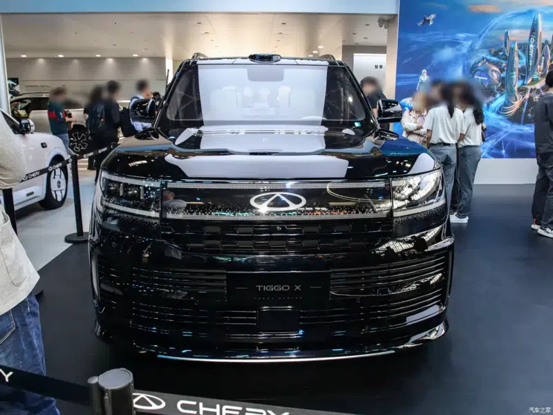 Экстерьер Tiggo X отличается квадратными, строгими очертаниями. Диски колёс и тормозные суппорты выполнены в золотисто оранжевом цвете &mdash; этот оттенок вдохновлён солнечным светом на глазурованном стекле.Технические характеристики