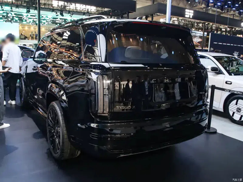 Экстерьер Tiggo X отличается квадратными, строгими очертаниями. Диски колёс и тормозные суппорты выполнены в золотисто оранжевом цвете &mdash; этот оттенок вдохновлён солнечным светом на глазурованном стекле.Технические характеристики