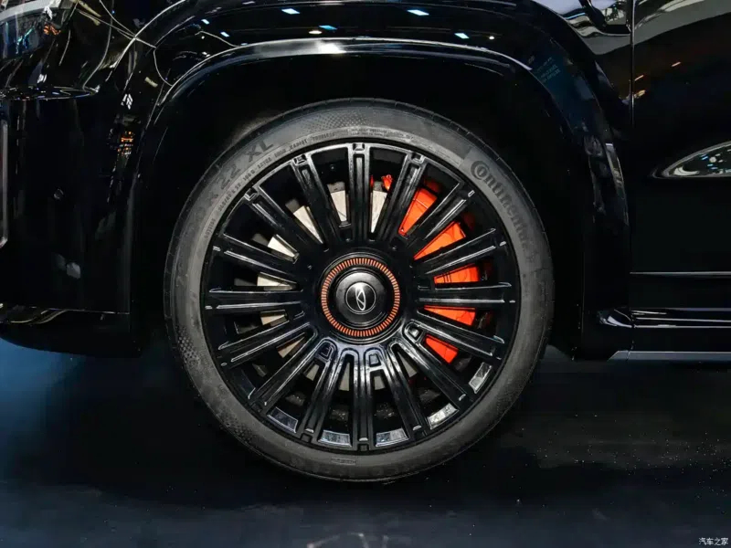 Экстерьер Tiggo X отличается квадратными, строгими очертаниями. Диски колёс и тормозные суппорты выполнены в золотисто оранжевом цвете &mdash; этот оттенок вдохновлён солнечным светом на глазурованном стекле.Технические характеристики