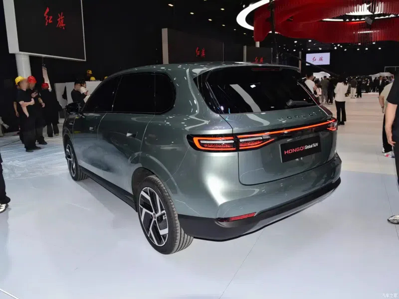 Автомобиль получил официальное название Global SUV. По предварительным данным, модель разработана совместно с китайским производителем новых энергетических транспортных средств (NEV) Leapmotor (поддерживается компанией Stellantis). Об этом сообщает C