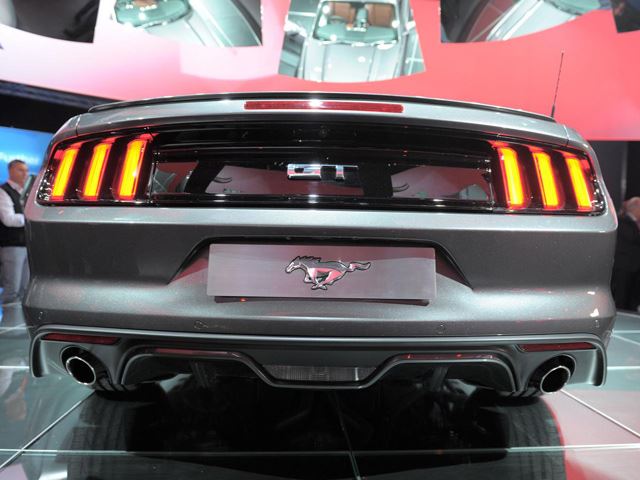 Как и следовало ожидать, 2015 Mustang Convertible практически не отличается от нового Mustang Coupe. Исключением стала только новая многослойная тканевая кры