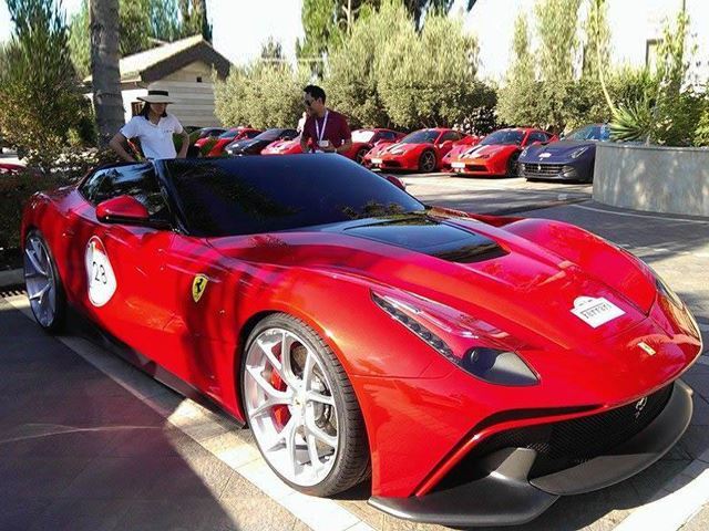 Ferrari официально представил F12 TRS