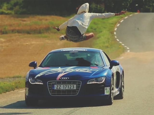 Audi R8 - сумасшедший прыжок через машину