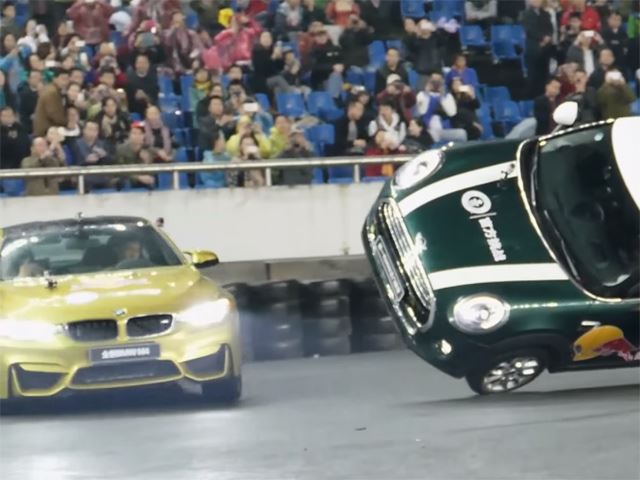 BMW M4 нарезает круги вокруг MINI едущего на двух колесах