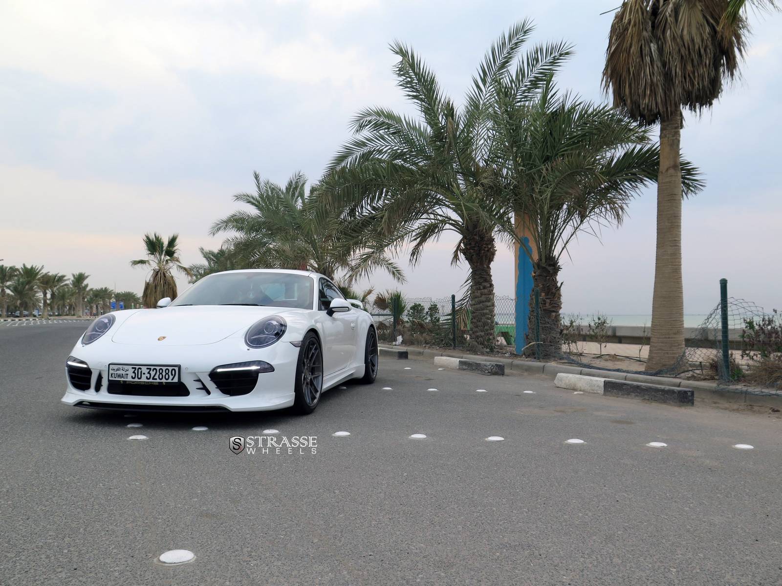 Белый Porsche 911 Carrera S от TechART на дисках Strasse
