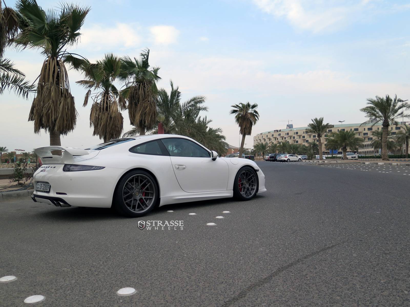 Белый Porsche 911 Carrera S от TechART на дисках Strasse